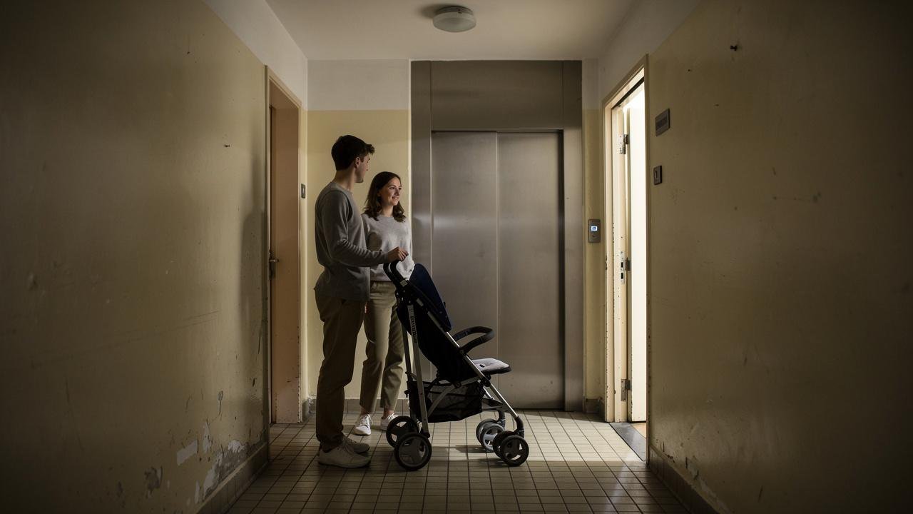 Roditelji proveravaju da li dečja kolica staju u lift