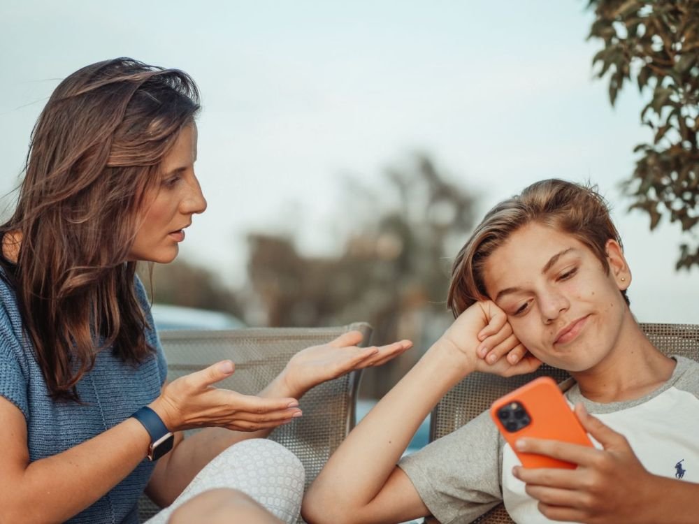 mama-dete-telefon